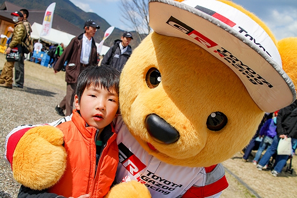 ルーキー & トヨタ くま吉 オレンジのジャンパーを着た男の子と一緒に@ 全日本ラリー 第2戦 新城ラリー2019