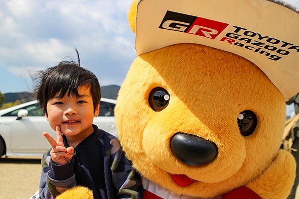 ルーキー & トヨタ くま吉 迷彩柄のフリースを着た男の子と一緒に@ 全日本ラリー 第2戦 新城ラリー2019
