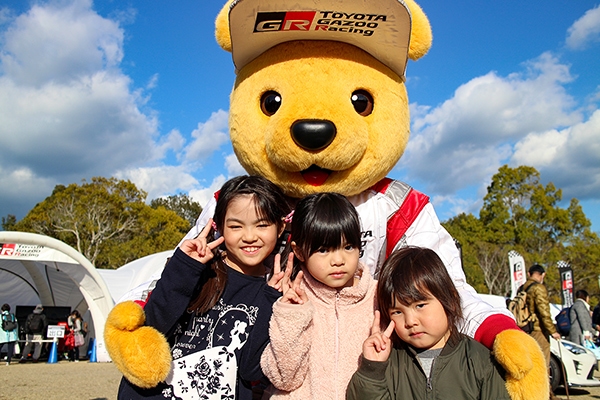 ルーキー & トヨタ くま吉 カーキ色のジャケットを着た3人姉妹と一緒に@ 全日本ラリー 第2戦 新城ラリー2019