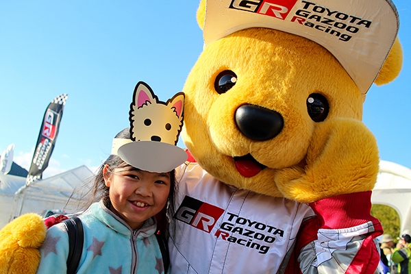 ルーキー & トヨタ くま吉 水色の星柄の服を着た女の子と一緒に@ 全日本ラリー 第2戦 新城ラリー2019