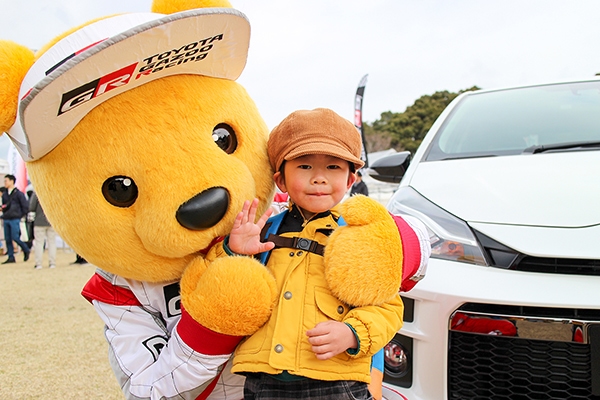 ルーキー & トヨタ くま吉 黄色のジャンパーを着た男の子と一緒に@ 全日本ラリー 第2戦 新城ラリー2019
