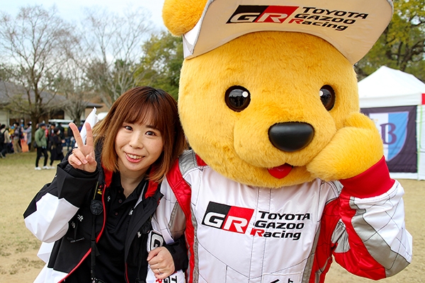 ルーキー & トヨタ くま吉 TGR WRCチームウェアを着た女性と一緒に@ 全日本ラリー 第2戦 新城ラリー2019