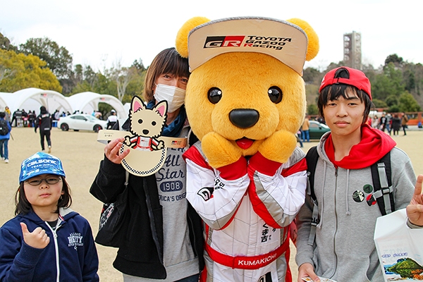 ルーキー & トヨタ くま吉 赤いパーカを着た親子3人と一緒に@ 全日本ラリー 第2戦 新城ラリー2019