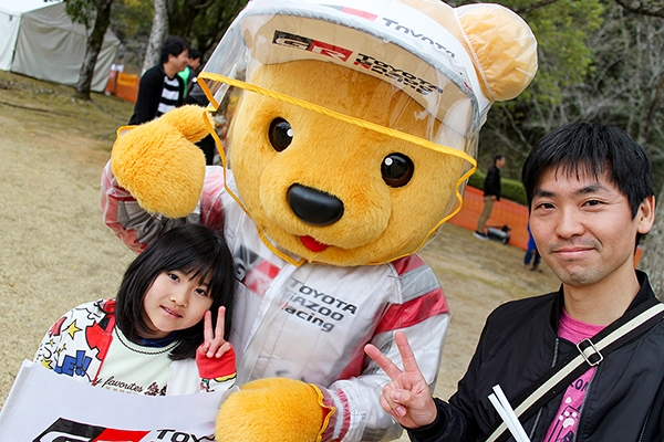 ルーキー & トヨタ くま吉 カラフルなパーカを着た親子と一緒に@ 全日本ラリー 第2戦 新城ラリー2019