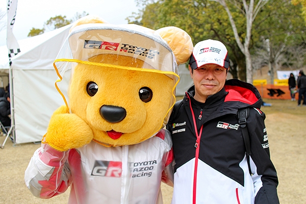 ルーキー & トヨタ くま吉 TGR WRCチームウェアを着た男性と一緒に@ 全日本ラリー 第2戦 新城ラリー2019