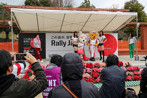 ルーキー & トヨタ くま吉 Gazoo ladyと一緒にステージに登る@ 全日本ラリー 第2戦 新城ラリー2019
