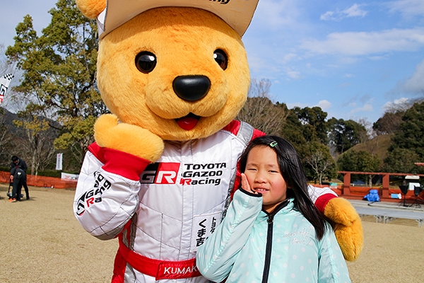 ルーキー & トヨタ くま吉 水色のジャンパーを着た女の子と一緒に@ 全日本ラリー 第2戦 新城ラリー2019