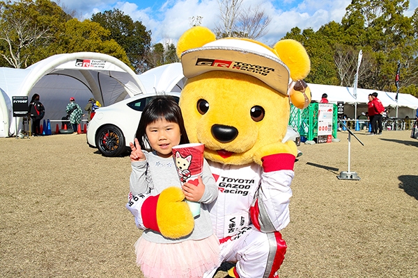 ルーキー & トヨタ くま吉 ルーキーちゃんのメガホンを持った女の子と一緒に@ 全日本ラリー 第2戦 新城ラリー2019