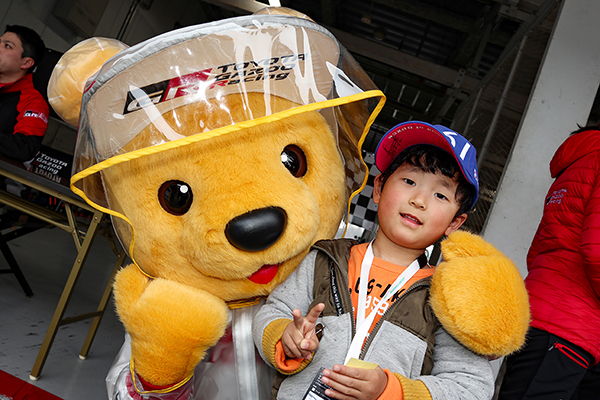 トヨタ くま吉&モリゾウくん&ルーキー オレンジのインナーを着た男の子と一緒に@ モースポフェス 2019 SUZUKA
