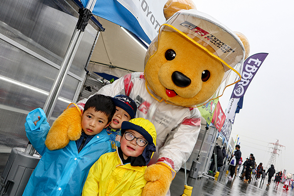 トヨタ くま吉&モリゾウくん&ルーキー 黄色と水色のカッパを着た子供達と一緒に@ モースポフェス 2019 SUZUKA