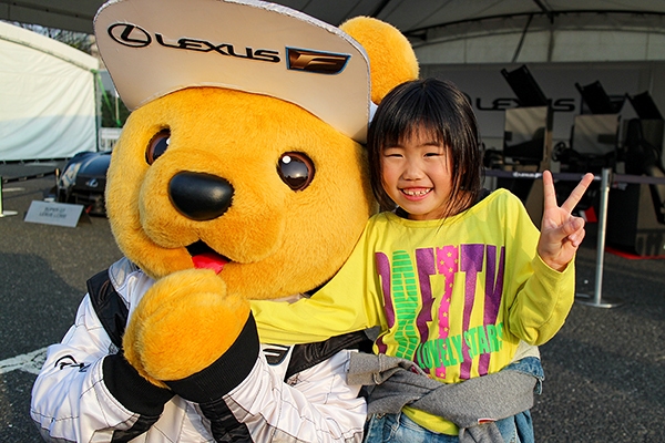 トヨタ くま吉 & レクサス くま吉 黄色のロンTを着た女の子と一緒に＠ MSJ2019