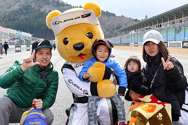 レクサス くま吉 青と黄色のリュックを持った4人家族と一緒に＠ ファン感謝デー＆SUPER GT 公式テスト 2019