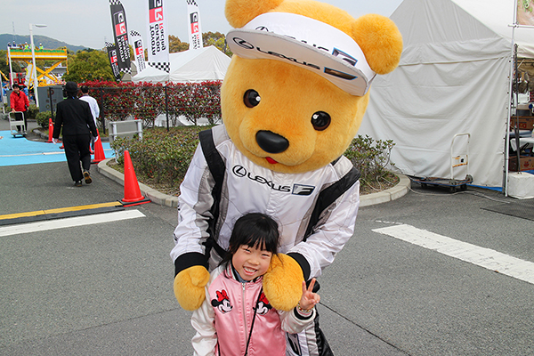 レクサス くま吉 ピンクのスタジャンを着た女の子と一緒に@ トヨタ自動車九州 スプリングフェスタ2019