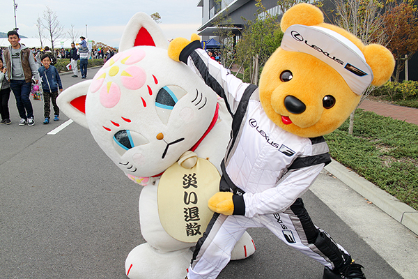 レクサス くま吉 招き猫のキャラクターと一緒にポーズ@ トヨタ自動車九州 スプリングフェスタ2019