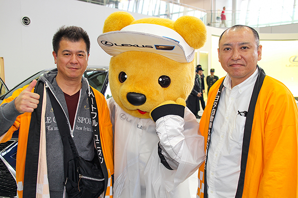 レクサス くま吉 オレンジのハッピを着た男性二人と一緒に@ トヨタ自動車九州 スプリングフェスタ2019