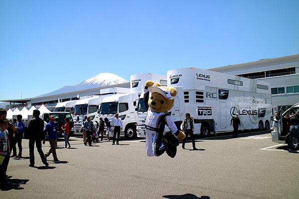 レクサス くま吉 富士山をバックにジャンプ@ SUPER GT 2016年 第2戦 富士