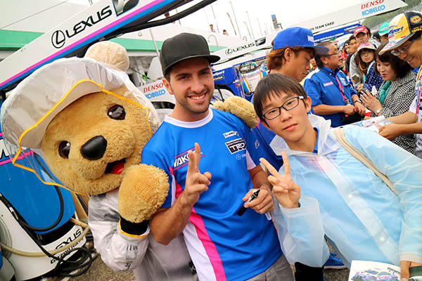 レクサス くま吉 カルダレッリ選手と黒縁眼鏡の少年と一緒に@ SUPER GT 2016年 第4戦 SUGO