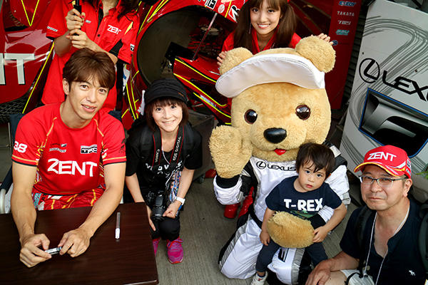レクサス くま吉 ピンクのスニーカーの3人家族と立川選手と一緒に@ SUPER GT 2016年 第5戦 富士