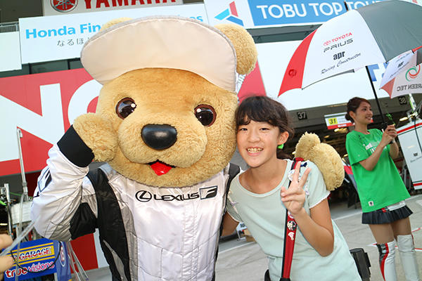 レクサス くま吉 ルーキーちゃん缶バッヂの女の子と一緒に@ SUPER GT 2016年 第6戦 鈴鹿1000km