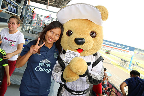 レクサス くま吉 changポロシャツの女性と一緒に@ SUPER GT 2016年 第7戦 ブリーラム（タイ）