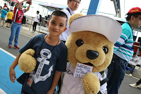 レクサス くま吉 航海Tシャツの少年と一緒に@ SUPER GT 2016年 第7戦 ブリーラム（タイ）