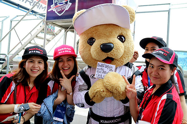 レクサス くま吉 NISMOファンの女性4人組と一緒に@ SUPER GT 2016年 第7戦 ブリーラム（タイ）