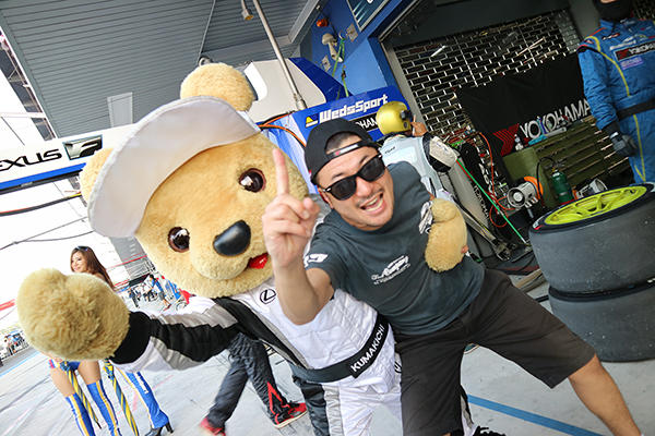 レクサス くま吉 レース後の坂東監督と一緒に@ SUPER GT 2016年 第7戦 ブリーラム（タイ）