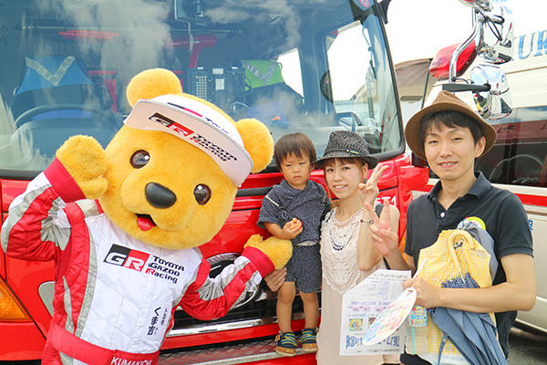 トヨタ くま吉 消防車の前で3人家族と一緒に@ 大衡工場夏祭り 2016 07.31
