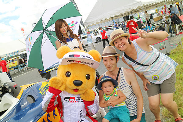 トヨタ くま吉 麦わら帽子の3人家族とSUGOのレースクイーンと一緒に@ 大衡工場夏祭り 2016 07.31