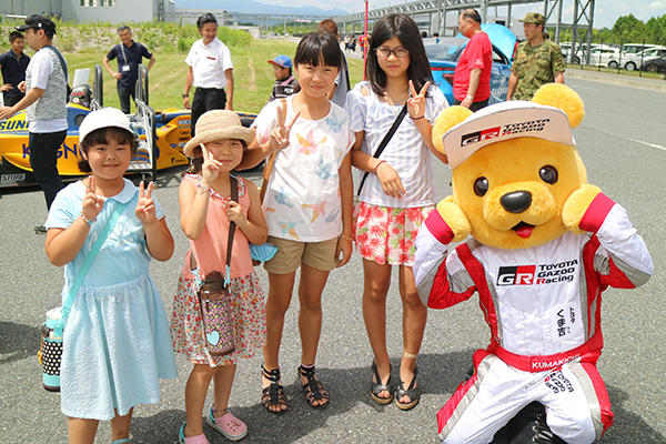 トヨタ くま吉 水筒を肩から下げた女の子4人と一緒に@ 大衡工場夏祭り 2016 07.31
