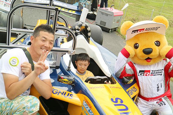 トヨタ くま吉 SF13に乗り込んだ黄色のTシャツの少年の親子と一緒に@ 大衡工場夏祭り 2016 07.31