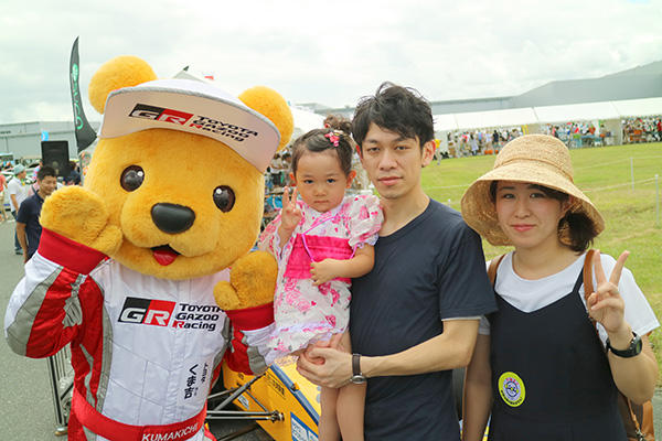 トヨタ くま吉 ピンク色の浴衣を着た女の子の3人家族と一緒に@ 大衡工場夏祭り 2016 07.31