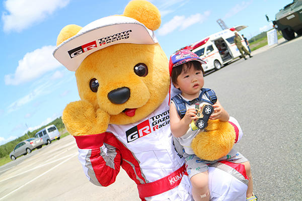 トヨタ くま吉 ミニカーを持った少年と一緒に@ 大衡工場夏祭り 2016 07.31