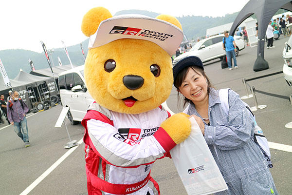 トヨタ くま吉 縦縞模様のオーバーオールの女性と@ スーパーフォーミュラ 2016年 第2戦 岡山