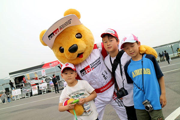 トヨタ くま吉 デジカメを持った少年3人組と@ スーパーフォーミュラ 2016年 第2戦 岡山