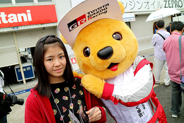 トヨタ くま吉 ハンバーガーTシャツの女の子と@ スーパーフォーミュラ 2016年 第2戦 岡山