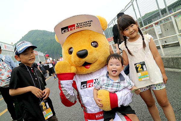 トヨタ くま吉 チェックポロシャツの3人姉弟と@ スーパーフォーミュラ 2016年 第2戦 岡山