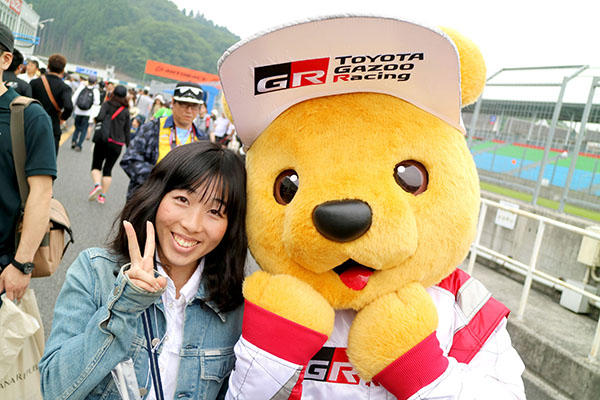 トヨタ くま吉 ダンガリーシャツの女性と@ スーパーフォーミュラ 2016年 第2戦 岡山