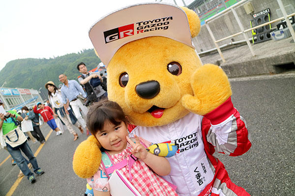 トヨタ くま吉 ミニオンズストラップをつけた女の子と@ スーパーフォーミュラ 2016年 第2戦 岡山