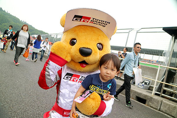 トヨタ くま吉 オレンジ色のブロックを持った少年と@ スーパーフォーミュラ 2016年 第2戦 岡山