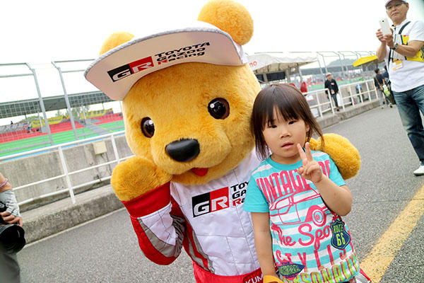 トヨタ くま吉 水色とピンクのボーダー柄のTシャツの女の子と@ スーパーフォーミュラ 2016年 第2戦 岡山