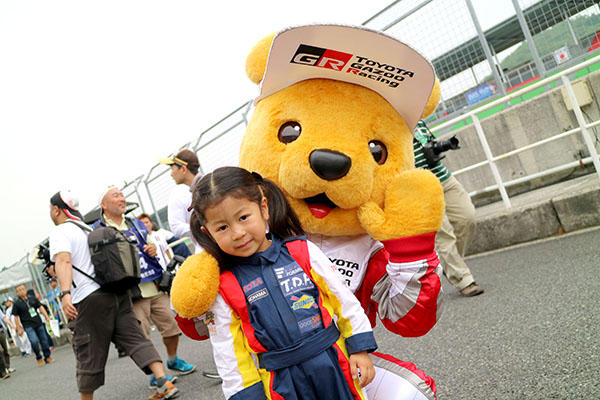 トヨタ くま吉 チームルマンのスーツを着た女の子と@ スーパーフォーミュラ 2016年 第2戦 岡山