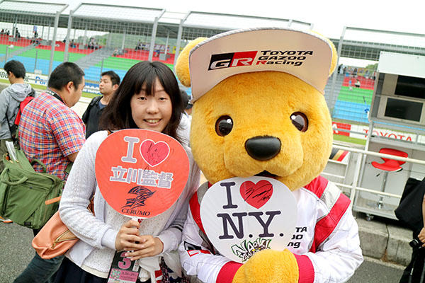 トヨタ くま吉 達川監督のファンの女性と@ スーパーフォーミュラ 2016年 第2戦 岡山