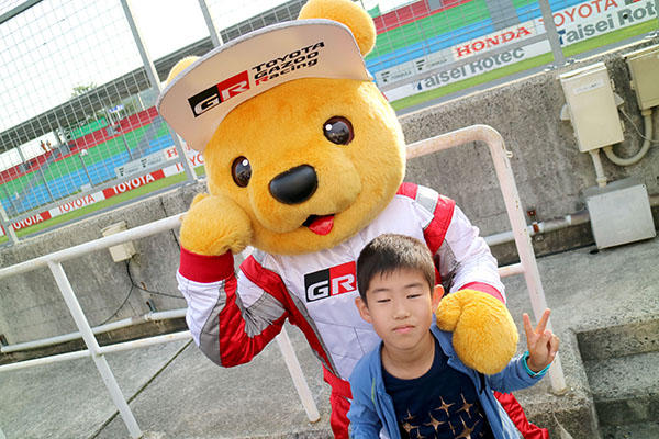 トヨタ くま吉 水色のパーカの少年と@ スーパーフォーミュラ 2016年 第2戦 岡山