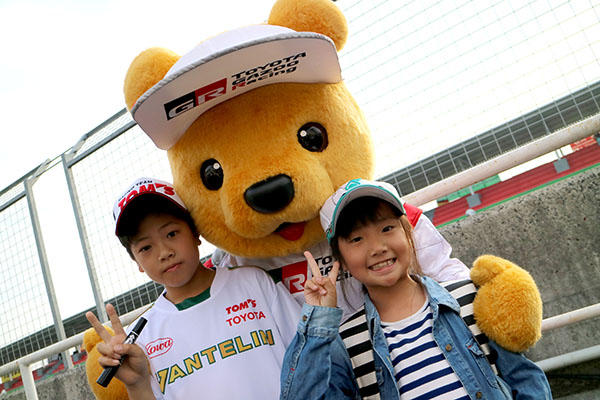 トヨタ くま吉 サインペンを持った兄妹と@ スーパーフォーミュラ 2016年 第2戦 岡山