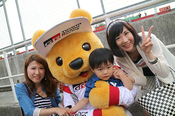 トヨタ くま吉 黒白ボーダーの服を着た3人親子と@ スーパーフォーミュラ 2016年 第2戦 岡山