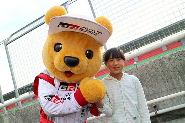 トヨタ くま吉 白と水色のパーカの女の子と@ スーパーフォーミュラ 2016年 第2戦 岡山