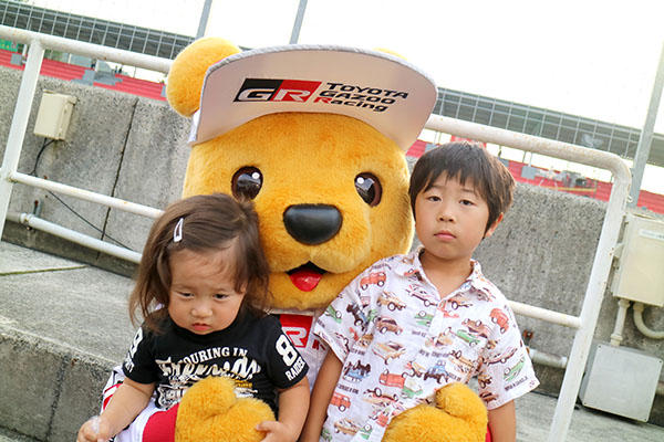 トヨタ くま吉 クルマ柄のシャツの兄妹と@ スーパーフォーミュラ 2016年 第2戦 岡山