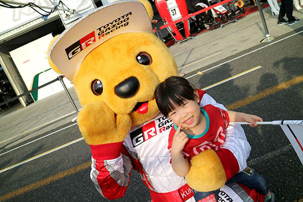 トヨタ くま吉 赤いTシャツの女の子と@ スーパーフォーミュラ 2016年 第2戦 岡山