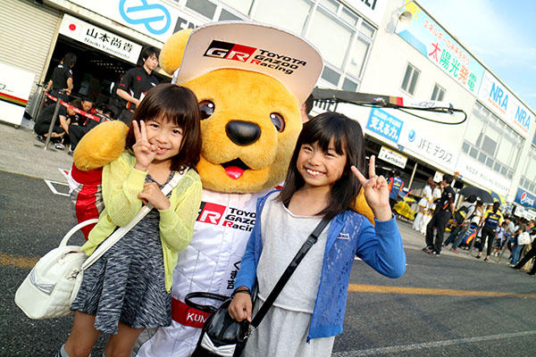 トヨタ くま吉 黄色と青のカーディガンの姉妹と@ スーパーフォーミュラ 2016年 第2戦 岡山